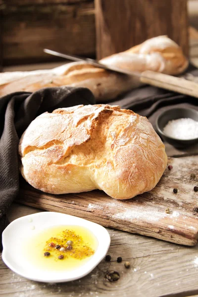 Свежий хлеб с солью и вкусным оливковым маслом — стоковое фото