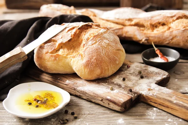 塩、美味しいオリーブ オイルで焼きたてのパン — ストック写真