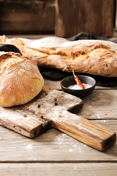 Свіжий хліб з сіллю і смачною оливковою олією — стокове фото