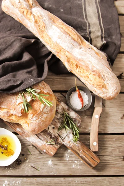 Fresh bread with salt and a delicious olive oil — Stock Photo, Image