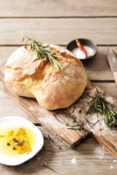 Pão fresco com sal e um delicioso azeite — Fotografia de Stock