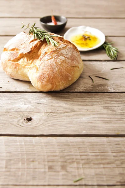 Pão fresco com sal e um delicioso azeite — Fotografia de Stock