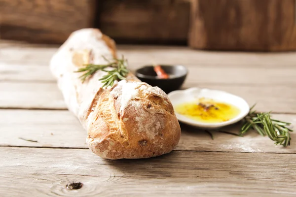 Pão fresco com sal e um delicioso azeite — Fotografia de Stock