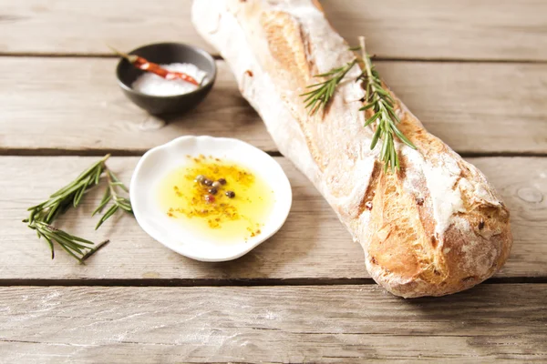 Свіжий хліб з сіллю і смачною оливковою олією — стокове фото
