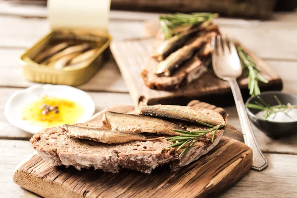 Bier-Snack Rindfleisch-Tatar mit eingelegten Gurken und frischen Zwiebeln — Stockfoto