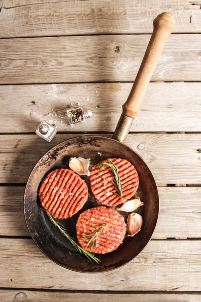 Говяжий тартар с маринованным огурцом и свежим луком — стоковое фото