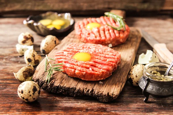 Snack de cerveza Tartare de ternera con pepino en escabeche y cebolla fresca — Foto de Stock