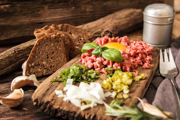 Lanche de cerveja Tártaro de carne com pepino em conserva e cebola fresca — Fotografia de Stock