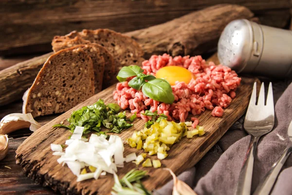 Sör snack prémium marha Tatár bifsztek, Ecetes uborka, friss hagyma — Stock Fotó