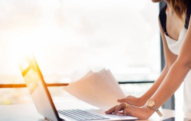 Ofiste çalışan iş kadınları sabahları kendilerini yenilenmiş hissediyorlar, gülen yüz altın ışıkla karşılaşıyorlar. İşe gitmek için günlük giysilerinizi giyin ve çalışma masasına dizüstü bilgisayar koyun..