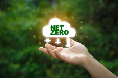 Çevre dostu ve enerji ile ilgili yeşil bir arka planda simgelerle çevrili, Karbon Kredi metniyle parlayan bir ampulü tutan.