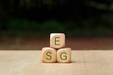 ESG çevre, toplum ve yönetim kavramı, ekolojik yaklaşımlı sürdürülebilir iş, ESG sözcüğüyle çevreci ahşap blok.