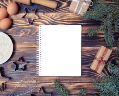 Yeni yıl ve yılbaşı modeli. Noel pastası malzemeleriyle ahşap zemin üzerinde kopyalama alanı.