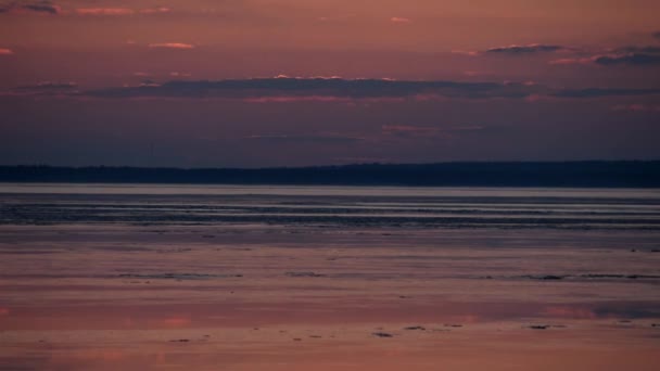 冬に海や大きな湖に沈む夕日 — ストック動画