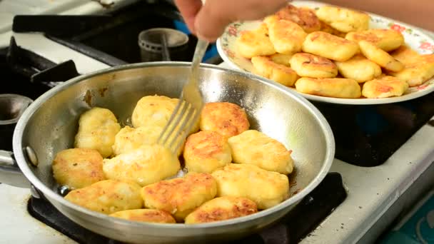 Freír panqueques de queso de cabaña — Vídeos de Stock