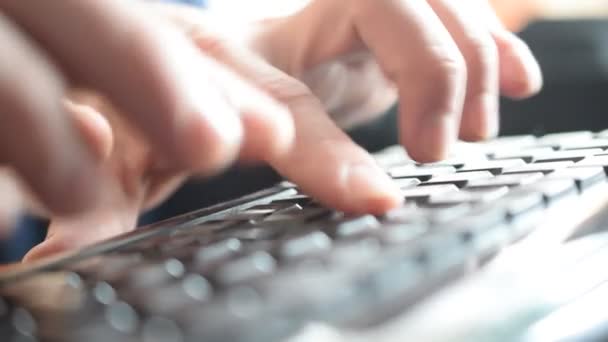 Close-up de mãos masculinas digitando no teclado preto — Vídeo de Stock