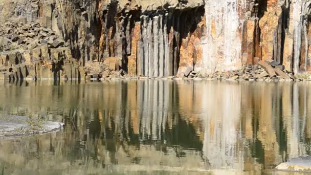 Берег з базальтовими скелями біля води — стокове відео