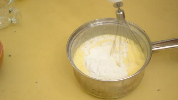 Mescolare la farina con un impasto di uova montate e zucchero - Preparare la spugna d'uovo — Video Stock