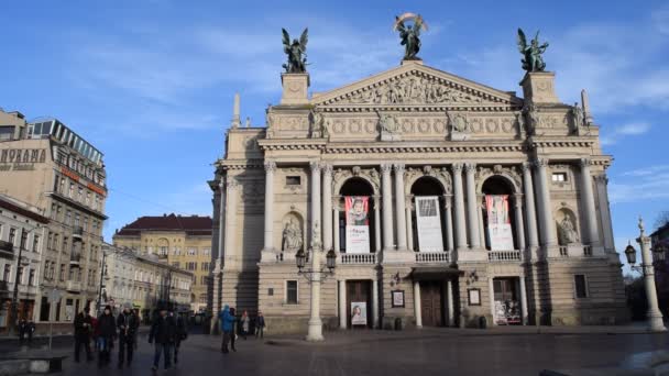 Lviv, Ukraina: Folk går framför Lvov Opera House — Stockvideo