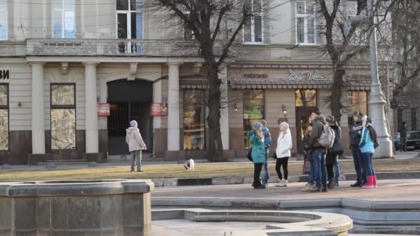 LVIV, UCRANIA: Guia de charlas a pequeños grupos turísticos — Vídeos de Stock