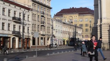 Lviv, Ukrayna: Lviv Opera Binası yakınındaki insanlar yürümek