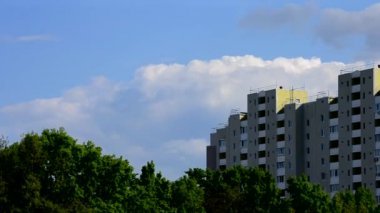 Güzel bulutlar modern yüksek katlı binanın arkasında hareket