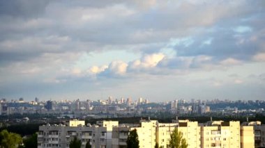 Kiev üzerinde hareket muhteşem cumulus bulutları Timelapse