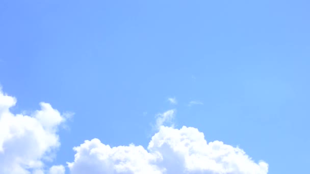 White cirrus and cumulus clouds move on background of blue sky — 图库视频影像