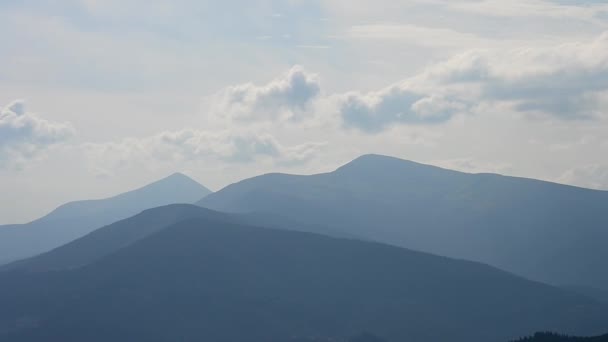 Temps écoulé - nuages cumulus bouillonnants au-dessus des Carpates 