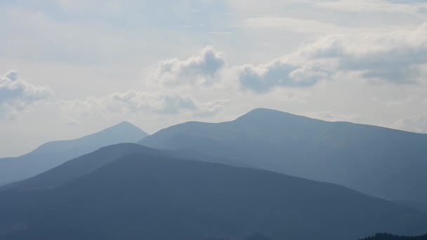 Time lapse - bolle nuvole cumulus sulle montagne dei Carpazi — Video Stock