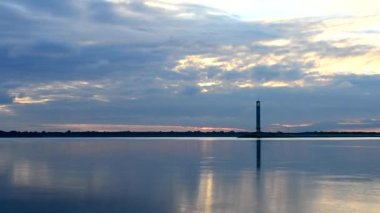 Deniz feneri ile şafakta güzel bulutların zaman atlamalı