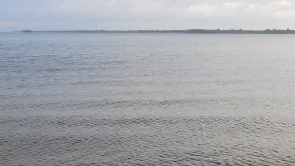 Pierre sautant sur la surface de l'eau avec de petites vagues 
