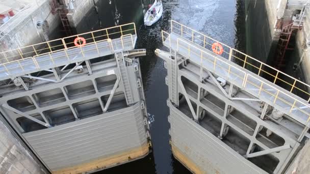 Ворота шлюза закрываются на Киевской ГЭС, Украина — стоковое видео