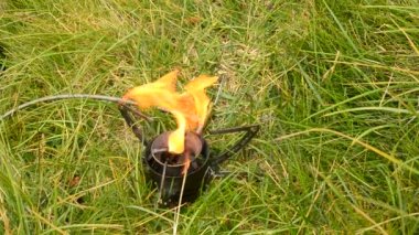 Yeşil çim arka planda yürüyüş brülör veya sobayyangın