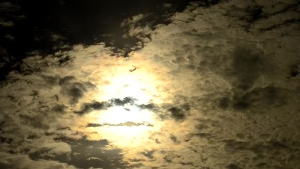 劇的な雲が太陽の前に移動の時間の経過 — ストック動画