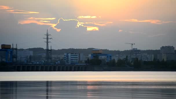 Tempo de pôr do sol com a usina hidrelétrica de Kiev — Vídeo de Stock