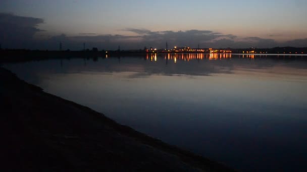 Prachtige nacht uitzicht over stad met stadslichten — Stockvideo