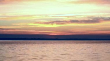 Renkli bulutlar şafakta su yüzey üzerinde hareket ettirin. Zaman atlamalı