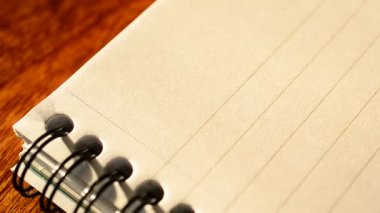 Bir kırmızı keçeli kalem veya bir not defteri işaretleyicisinde listelemek yazma