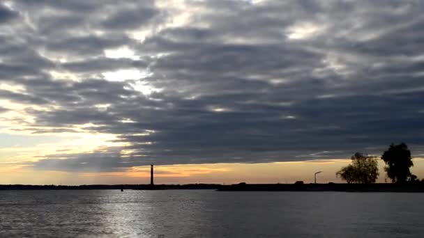 Zaman atlamalı deniz feneri ve dramatik güzel bulutlar ile — Stok video