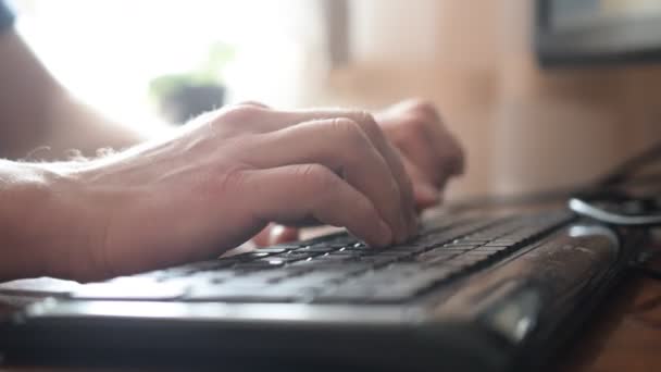 Muž rukou dotek psaní na klávesnici černý — Stock video