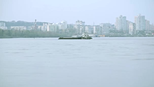 时间流逝的驳船在第聂伯河上移动 — 图库视频影像