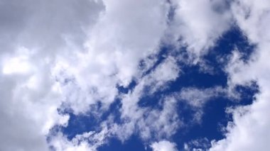 Mavi gökyüzünde hareket güzel beyaz cumulus bulutları