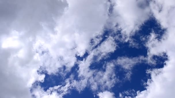Beaux cumulus blancs se déplaçant dans le ciel bleu 
