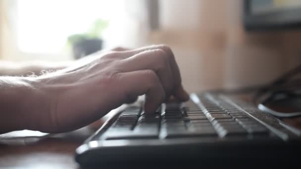 Primer plano de manos caucásicas masculinas escribiendo en el teclado — Vídeos de Stock