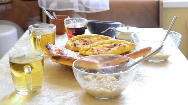 Sağlıklı Kahvaltı börek bir tabloda çay, yulaf ezmesi ile — Stok video