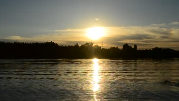 Man silhouet doorloopt in een frame op de achtergrond van het instellen van de zon — Stockvideo