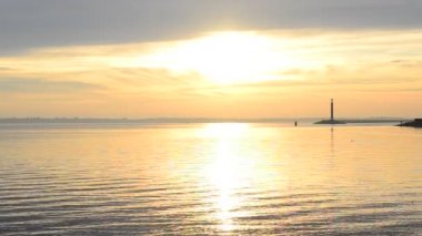 Çerçeve ile soldan sağa doğru şafakta yürüyen adam siluet