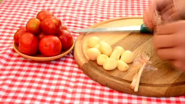 Time lapse of garlic pealing on wooden plate — Stock Video