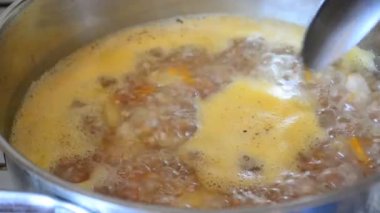 Buğday çorbası bir kaşık ile kaynama karıştırma